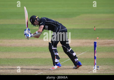 New Zealand Adam Milne ist vom Bangladeshs Mustafizur Rahman während der ICC Champions Trophy, Gruppe A Match bei Sophia Gärten, Cardiff rollte. Stockfoto