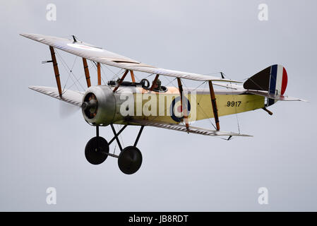 Sopwith Welpen Doppeldecker aus dem Ersten Weltkrieg auf einer Flugschau am Shuttleworth Flugplatz Stockfoto