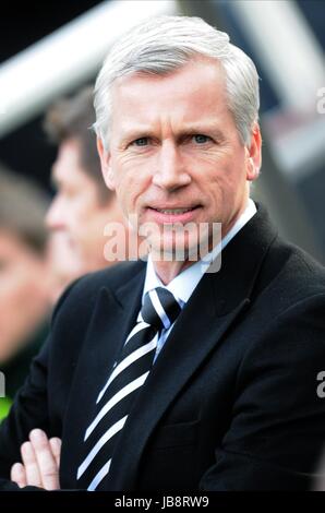 ALAN PARDEW NEWCASTLE V Wölfe ST JAMES PARK NEWCASTLE ENGLAND 2. April 2011 Stockfoto