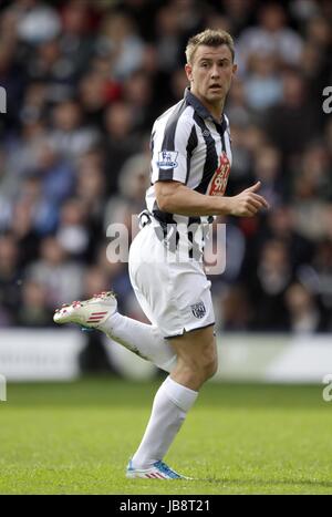 SIMON COX WEST BROMWICH ALBION FC WEST BROMWICH ALBION FC HAWTHORNS WEST BROMWICH ENGLAND 2. April 2011 Stockfoto