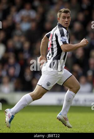 SIMON COX WEST BROMWICH ALBION FC WEST BROMWICH ALBION FC HAWTHORNS WEST BROMWICH ENGLAND 2. April 2011 Stockfoto