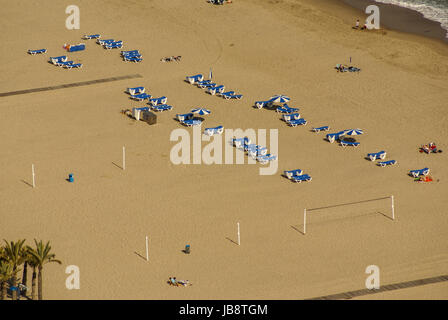 Eine Gruppe von Sonnenbänken in den Strand von Benidorm Stockfoto