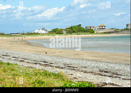 Schären, Irland - Blick auf den Strand mit blauer Flagge in Skerries Stadt, Grafschaft Dublin, Irland Stockfoto