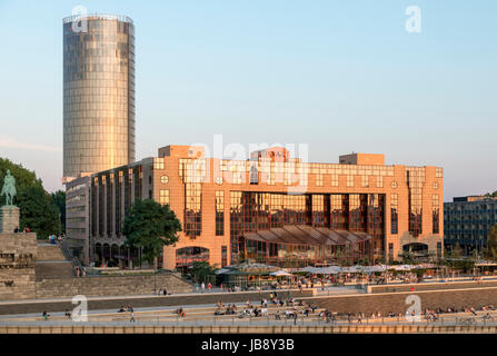 Das Hyatt Regency Hotel und Dreieck Köln Hochhaus (KölnTriangle) am späten Nachmittag, Köln Stockfoto