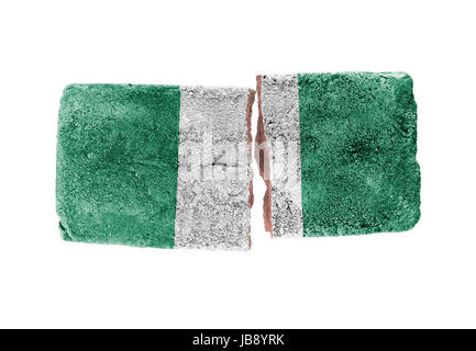 Grobe gebrochene Ziegel, isoliert auf weißem Hintergrund, Flagge Nigerias Stockfoto