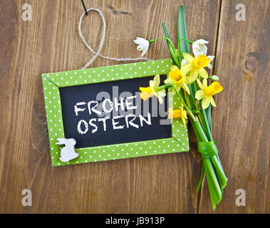 Kleine Tafel Mit Fruehlingsblumen Auf Rustikalem Hintergrund Stockfoto