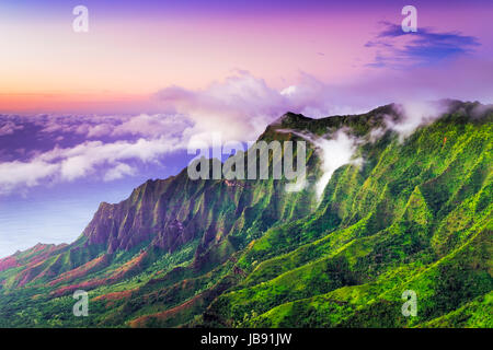 Abendlicht auf dem Kalalau Valley und die Na Pali Küste von den Pihea Weg, Kokee State Park, Kauai, Hawaii USA Stockfoto