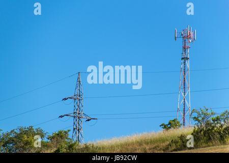 Auf der Oberseite der Telekommunikation GSM-Technologie. Masten für Handy-Signal. Turm mit Antennen des Mobilfunkes auf dem Hintergrund der Stockfoto