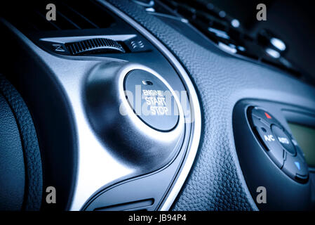 Taste START/STOP Zündung im Auto, Fahrzeug mit sichtbaren Fragment der Instrumententafel im Fahrzeuginnenraum. Stockfoto