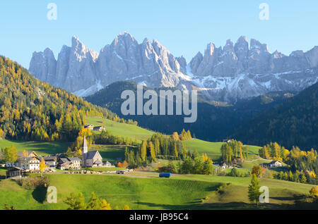 St. Magdalena mit seiner charakteristischen Kirche vor den Dolomiten Geisler Berggipfel in den Villnosstal in Italien im Herbst. Stockfoto