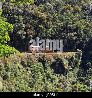 Nicht die Kuranda touristischen Zug... arbeiten Mannschaft Rollmaterial auf der Kuranda Scenic Railway Linie bei Barron Falls Station Stockfoto