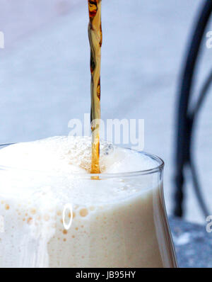 Gießen Bier in ein Glas, Makroaufnahme, Bild von einem Stockfoto