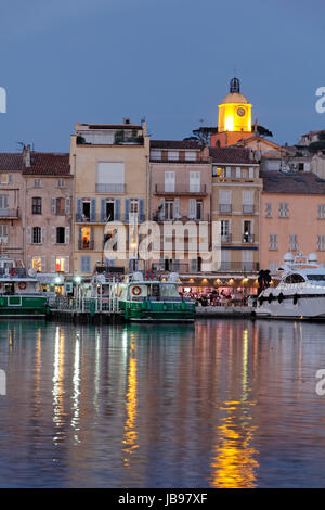 Saint-Tropez, Altstadt Mit Yachten Im Abendlicht, Cote d ' Azur, Provence, Südfrankreich - Saint-Tropez, Altstadt mit Yachthafen im Abendlicht, Côte d ' Azur, Provence, Süd Frankreich Stockfoto