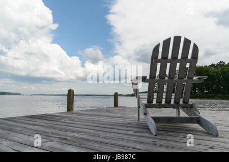 USA, North Carolina, Lake Gaston, leere Adirondack Stuhl am pier Stockfoto