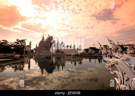 Der Tempel Wat Rong Khun 12 Km Suedlich von Chiang Rai in der Provinz Chiang Rai Im Norden von Thailand in Suedostasien. Stockfoto