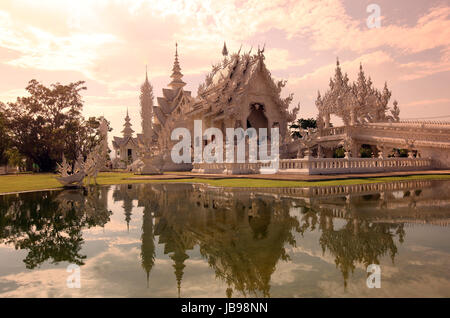 Der Tempel Wat Rong Khun 12 Km Suedlich von Chiang Rai in der Provinz Chiang Rai Im Norden von Thailand in Suedostasien. Stockfoto