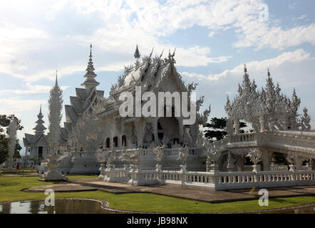 Der Tempel Wat Rong Khun 12 Km Suedlich von Chiang Rai in der Provinz Chiang Rai Im Norden von Thailand in Suedostasien. Stockfoto