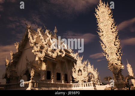 Der Tempel Wat Rong Khun 12 Km Suedlich von Chiang Rai in der Provinz Chiang Rai Im Norden von Thailand in Suedostasien. Stockfoto