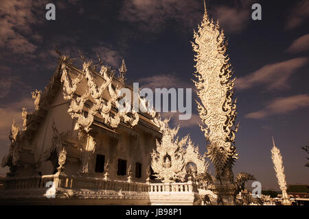 Der Tempel Wat Rong Khun 12 Km Suedlich von Chiang Rai in der Provinz Chiang Rai Im Norden von Thailand in Suedostasien. Stockfoto