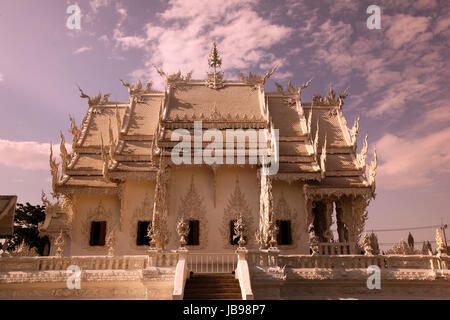 Der Tempel Wat Rong Khun 12 Km Suedlich von Chiang Rai in der Provinz Chiang Rai Im Norden von Thailand in Suedostasien. Stockfoto