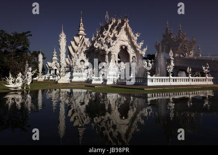 Der Tempel Wat Rong Khun 12 Km Suedlich von Chiang Rai in der Provinz Chiang Rai Im Norden von Thailand in Suedostasien. Stockfoto