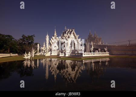 Der Tempel Wat Rong Khun 12 Km Suedlich von Chiang Rai in der Provinz Chiang Rai Im Norden von Thailand in Suedostasien. Stockfoto