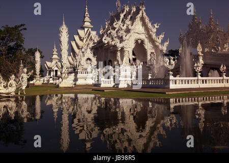 Der Tempel Wat Rong Khun 12 Km Suedlich von Chiang Rai in der Provinz Chiang Rai Im Norden von Thailand in Suedostasien. Stockfoto