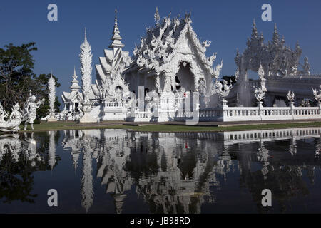 Der Tempel Wat Rong Khun 12 Km Suedlich von Chiang Rai in der Provinz Chiang Rai Im Norden von Thailand in Suedostasien. Stockfoto