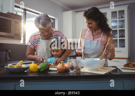 Großmutter, Enkelin, Hacken von Gemüse in der Küche zu Hause unterrichten Stockfoto