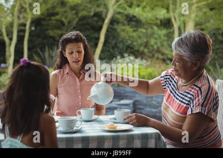 Glückliche Familie mit Tee zu Hause Stockfoto