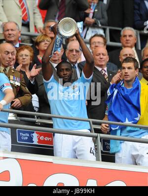 YAYA TOURE hebt die FA CUP MANCHESTER CITY FC WEMBLEY Stadion LONDON ENGLAND 14. Mai 2011 Stockfoto