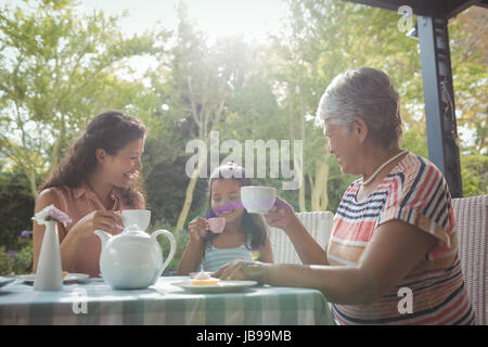 Glückliche Familie mit Tee zu Hause Stockfoto