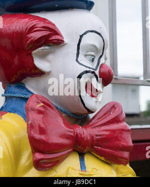 Eine sehr große, lebensgroße Zirkus Clown Modell am Eingang zum Ginnets Zirkus in Bicester, Oxfordshire. Stockfoto