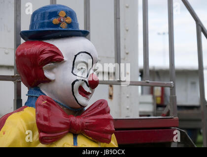 Eine sehr große, lebensgroße Zirkus Clown Modell am Eingang zum Ginnets Zirkus in Bicester, Oxfordshire. Stockfoto