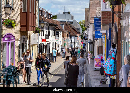 STADTZENTRUM VON COLCHESTER. DIE ÄLTESTE DOKUMENTIERTE STADT GROSSBRITANNIENS, Sir Isaacs, führt auf der ELD Lane entlang Stockfoto