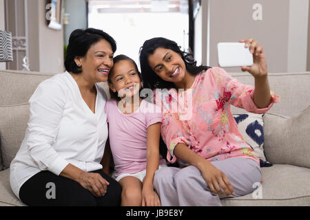 Glücklich generationsübergreifende Familie nehmen Selfie sitzen gemeinsam zu Hause Stockfoto