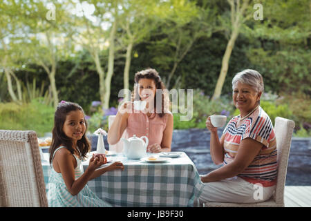 Porträt der glückliche Familie mit Tee zu Hause Stockfoto