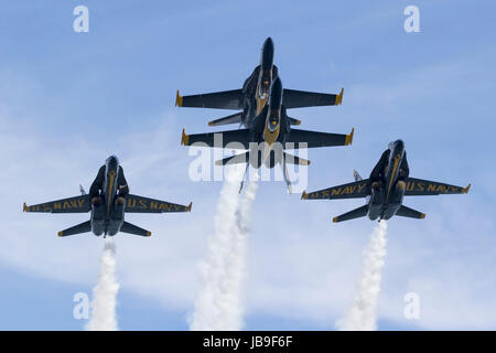 Fahren Sie auf Sicht der Blue Angels Doppel Farvel Kunstflug Manöver. Stockfoto