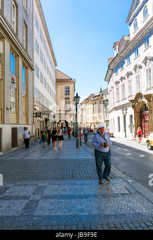 Prag, Tschechische Republik. 28. Mai 2017. - Menschen zu Fuß auf der Straße mit dem Namen Celetna Stockfoto