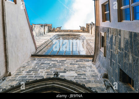 Prag, Tschechische Republik, 28. Mai 2017.-Eingang Innenhof, der katholischen Kirche Tyn in Old Square (Staromeske Namesti) in der Prager Altstadt Stockfoto