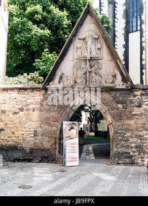 Prag, Tschechische Republik, 28. Mai 2017.-kubistischen Laternenpfahl Tor, Eingang zu einem berühmten tschechischen Restaurant in Prag Stockfoto