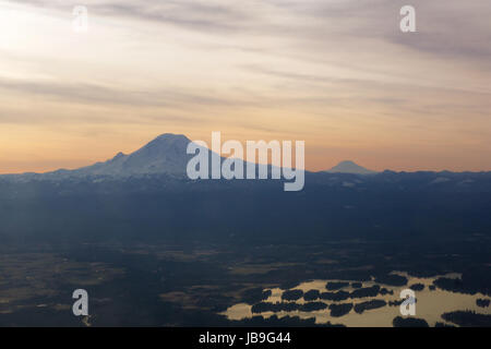 SEATTLE, WASHINGTON, USA - 27. Januar 2017: Mount Rainier in der Cascade Range, während das Sonnenlicht am frühen Morgen, von einem gestarteten Flugzeug aus gesehen Stockfoto