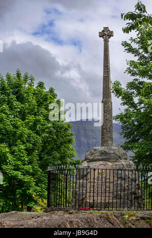 Denkmal mit keltischem Kreuz zum Gedenken an das Massaker an den Clan MacDonald of Glencoe 1692, Glen Coe, Lochaber, Schottisches Hochland, Schottland, UK Stockfoto