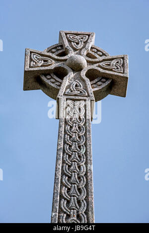 Denkmal mit keltischem Kreuz zum Gedenken an das Massaker an den Clan MacDonald of Glencoe 1692, Glen Coe, Lochaber, Schottisches Hochland, Schottland, UK Stockfoto