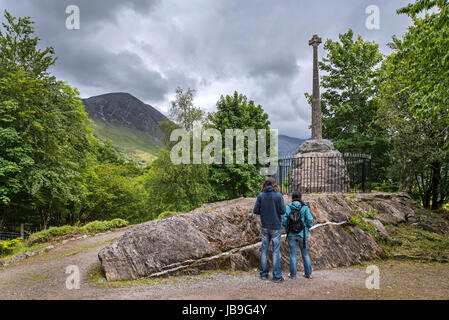 Denkmal mit keltischem Kreuz zum Gedenken an das Massaker an den Clan MacDonald of Glencoe 1692, Glen Coe, Lochaber, Schottisches Hochland, Schottland, UK Stockfoto