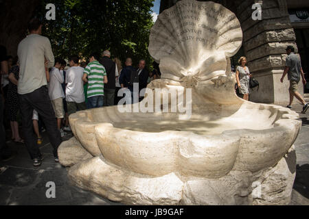 Rom, Italien. 9. Juni 2017. Zurück zu seiner alten Pracht Fountain of Bees in Piazza Barberini, im Herzen von Rom eröffnet heute nach einer Restaurierung. Die Arbeit wurde dank einer Gruppe von niederländischen Gönner durchgeführt, die sie als "symbolische Geste" in Richtung der Stadt Rom nach den Handlungen finanziert Vandalismus gemacht Februar 2015 von einer Gruppe von Feyenoorf Fans an der Fontana della Barcaccia und Dank des Vereins "Speichern der Barcaccia", den Fonds angesprochen hat. Bildnachweis: Andrea Ronchini/Pacific Press/Alamy Live-Nachrichten Stockfoto