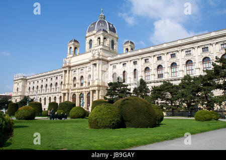 Wien, Österreich - 29. April 2017: Schöne Aussicht auf die berühmte Naturhistorische Museum (Natural History Museum) mit Park und Skulptur, wie gesehen von Mar Stockfoto