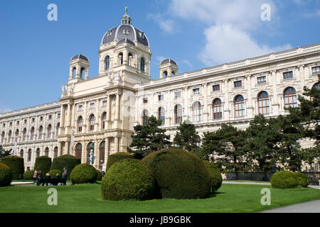 Wien, Österreich - 29. April 2017: Schöne Aussicht auf die berühmte Naturhistorische Museum (Natural History Museum) mit Park und Skulptur, wie gesehen von Mar Stockfoto