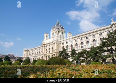 Wien, Österreich - 29. April 2017: Schöne Aussicht auf die berühmte Naturhistorische Museum (Natural History Museum) mit Park und Skulptur, wie gesehen von Mar Stockfoto