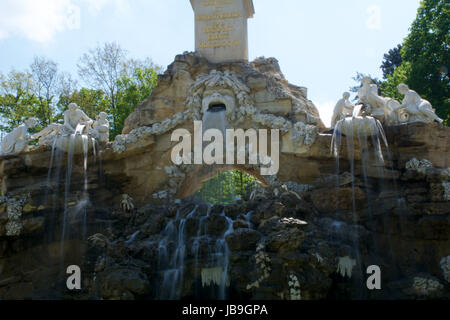 Wien, Österreich - 30. April 2017: Ansicht des Obelisk-Brunnen Obeliskbrunnen im öffentlichen Park von Schloss Schönbrunn. Stockfoto
